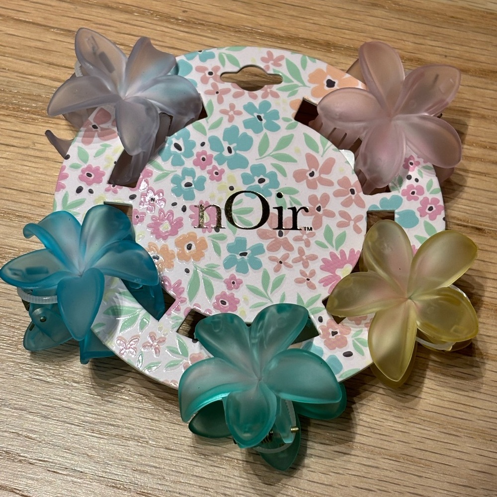 NWT Noir Tropical frosted plumeria flower Hair claw Clips Set of 5
